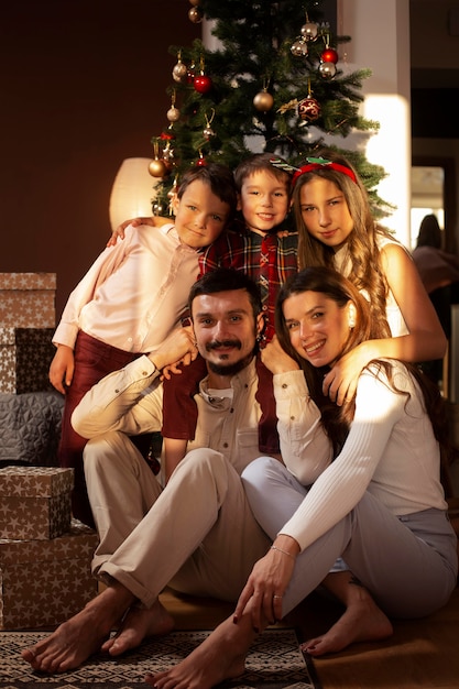 Foto hermosa familia celebrando la navidad juntos