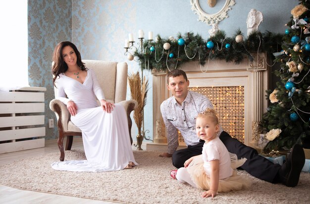 Hermosa familia esperando Navidad