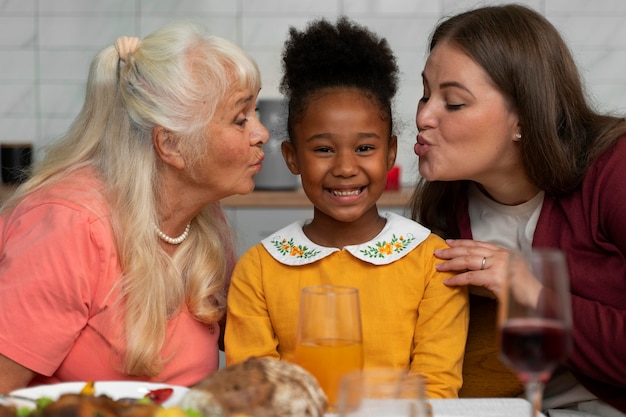 Hermosa familia feliz con una agradable cena de acción de gracias juntos