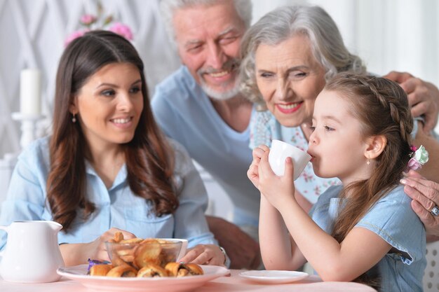 Hermosa familia feliz bebiendo té