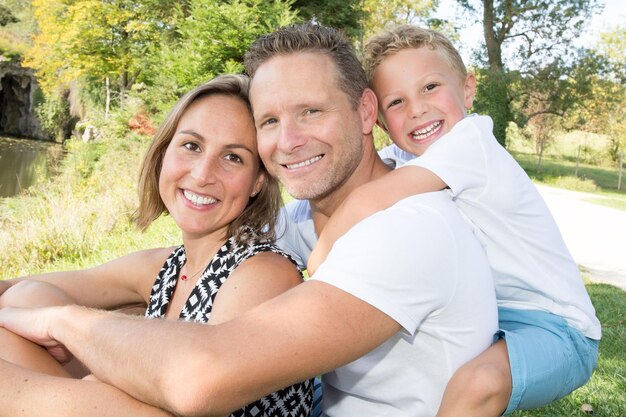 Hermosa familia feliz disfrutando en el parque