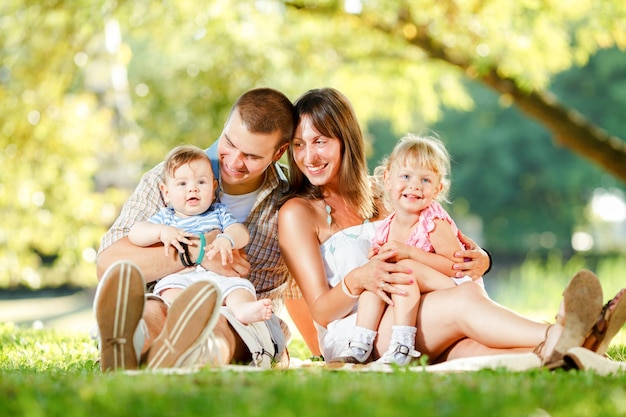 Hermosa familia feliz disfrutando en el parque