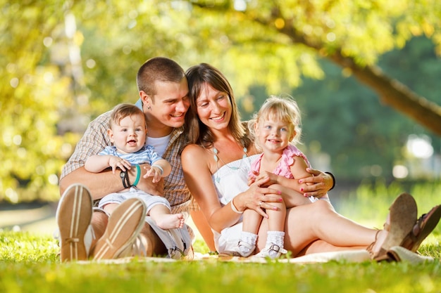 Hermosa familia feliz disfrutando en el parque