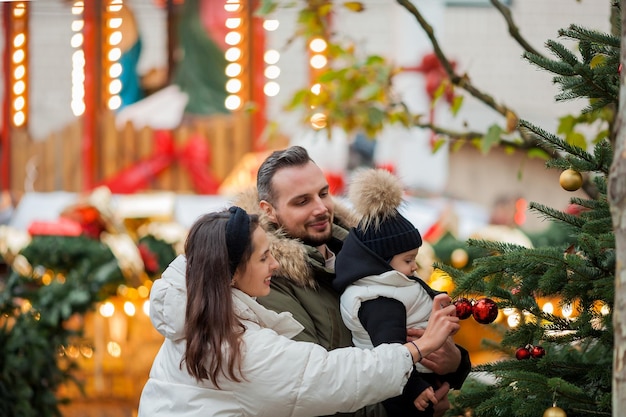Hermosa familia feliz en el mercado de Navidad Vacaciones de invierno Vacaciones en Europa Año Nuevo