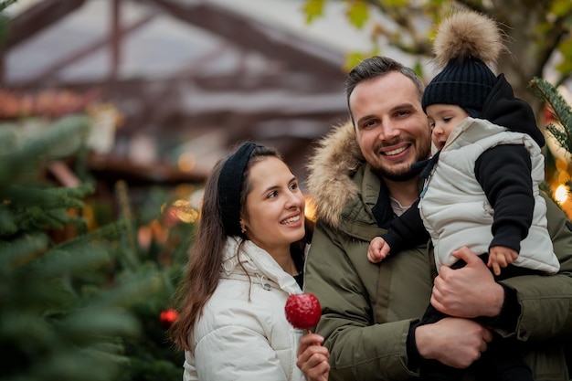 Hermosa familia feliz en el mercado de Navidad Vacaciones de invierno Vacaciones en Europa Año Nuevo