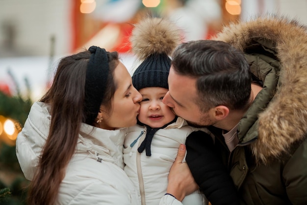 Hermosa familia feliz en el mercado de Navidad Vacaciones de invierno Vacaciones en Europa Año Nuevo