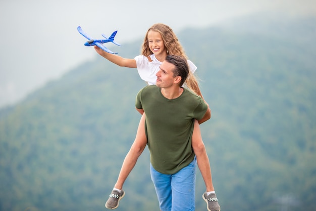 Hermosa familia feliz en las montañas en la niebla