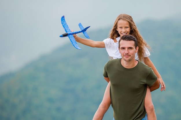 Hermosa familia feliz en las montañas