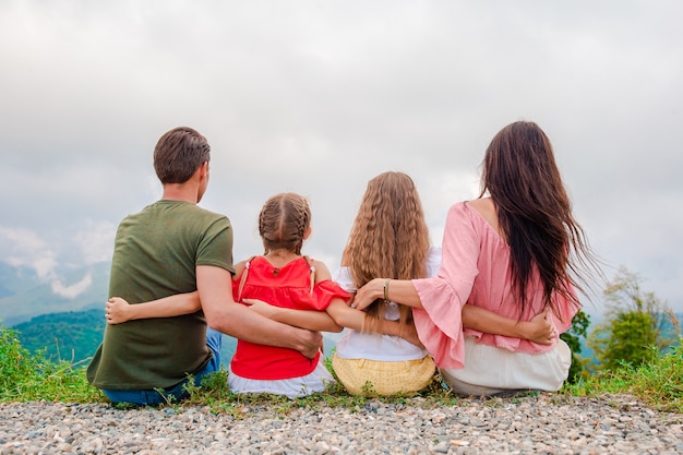 Hermosa familia feliz en las montañas