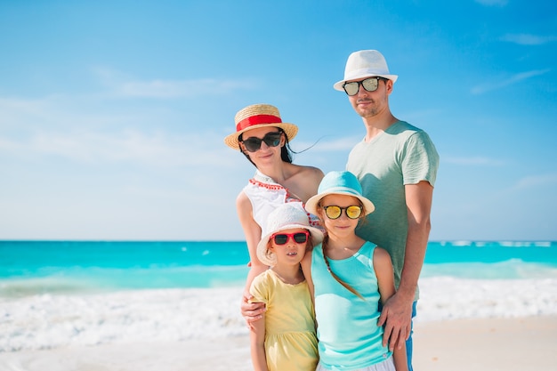 Hermosa familia feliz en unas vacaciones de playa tropical