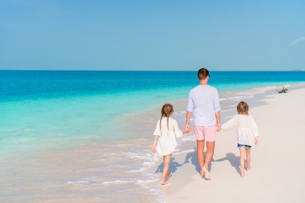 Hermosa familia feliz en unas vacaciones de playa tropical