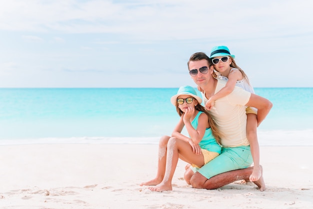 Hermosa familia feliz en unas vacaciones de playa tropical