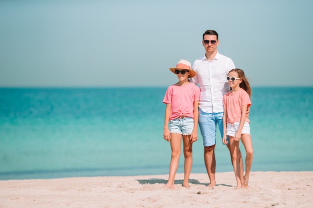 Hermosa familia feliz en unas vacaciones de playa tropical