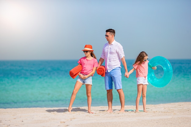 Hermosa familia feliz en unas vacaciones de playa tropical