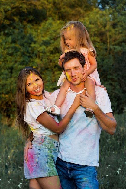 Hermosa familia, madre, padre e hija jugando juntos