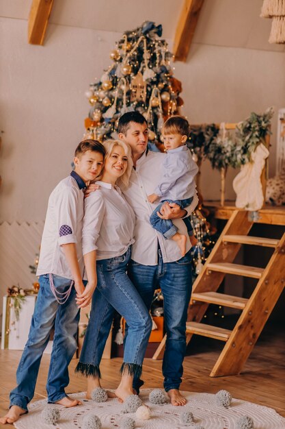 Hermosa familia con niños en Navidad