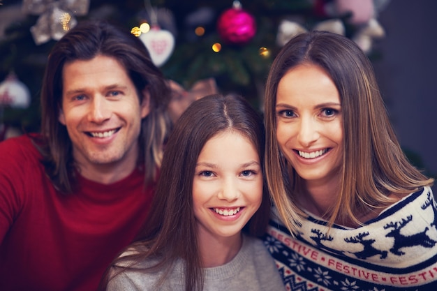 hermosa familia pasando la Navidad en casa