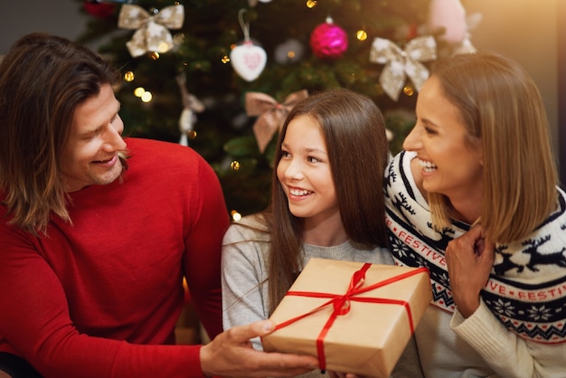 hermosa familia pasando la Navidad en casa