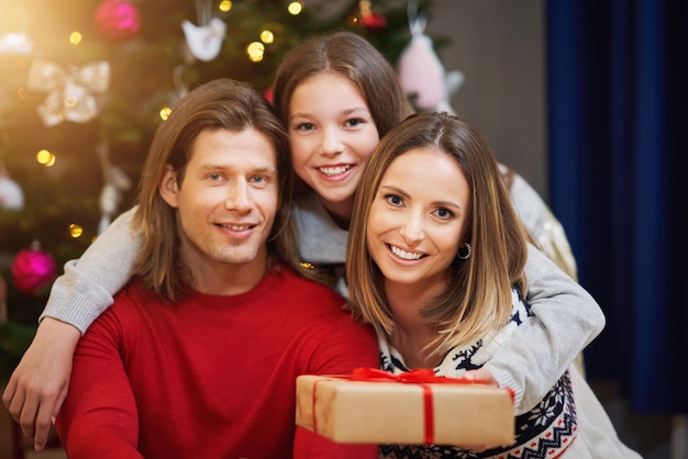 hermosa familia pasando la Navidad en casa