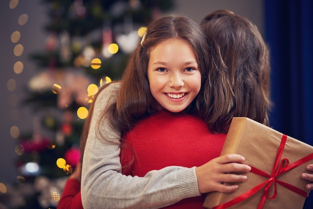 hermosa familia pasando la Navidad en casa