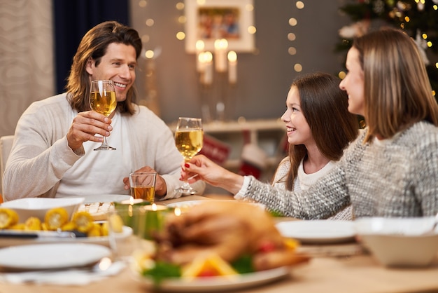 hermosa familia pasando la Navidad en casa