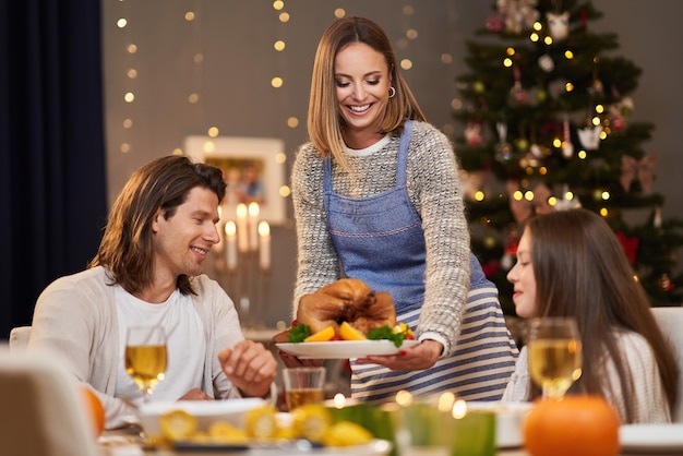 hermosa familia pasando la Navidad en casa