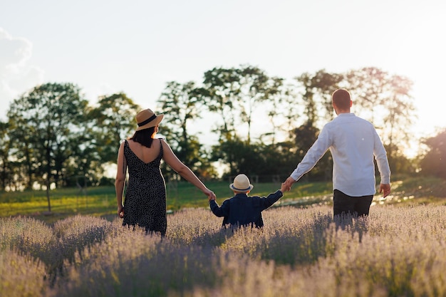 Hermosa familia pasando tiempo juntos en un campo de lavanda