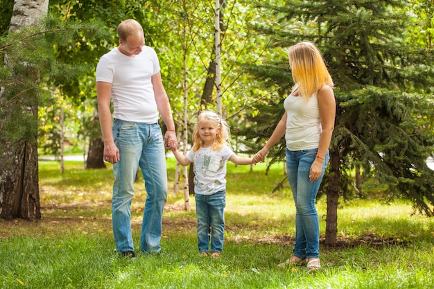 Hermosa familia a pasear Niña feliz