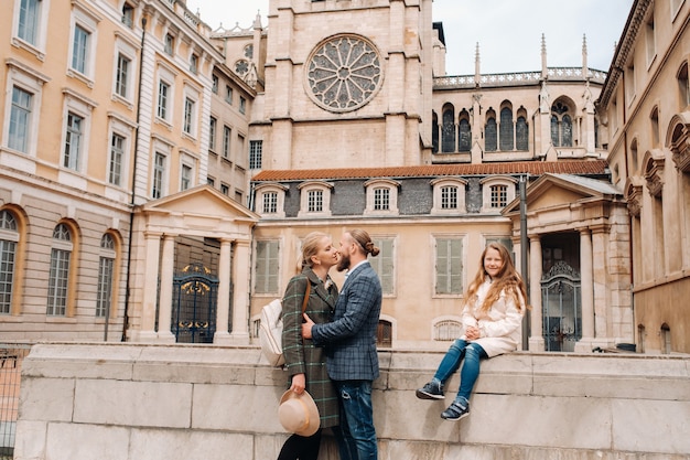 Una hermosa familia con paseos por la ciudad vieja de Lyon en Francia. Viaje familiar a las ciudades antiguas de Francia.