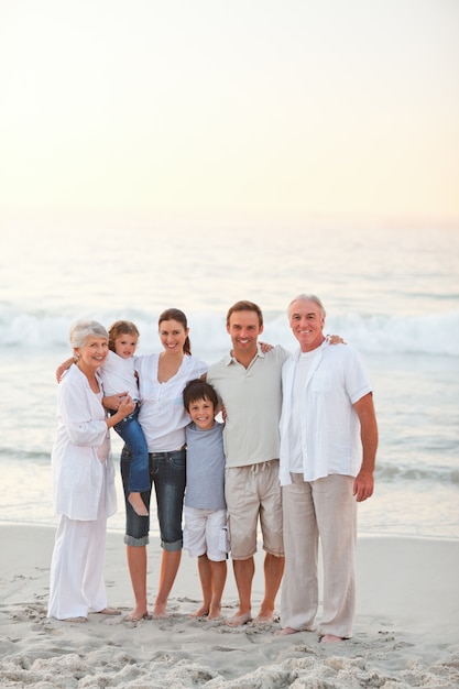 Hermosa familia en la playa