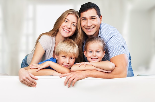 Hermosa familia sonriente en el fondo