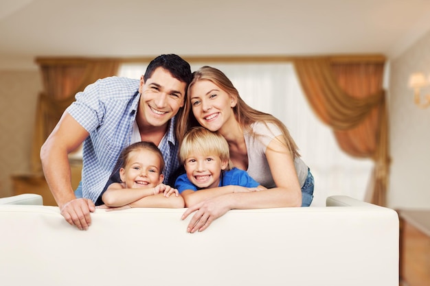 Hermosa familia sonriente en el fondo