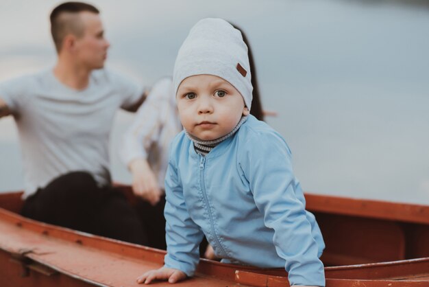 Hermosa familia con su hijo cerca de un río.