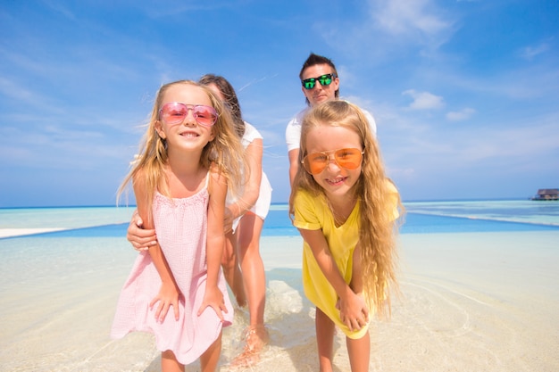 Hermosa familia durante las vacaciones tropicales de verano