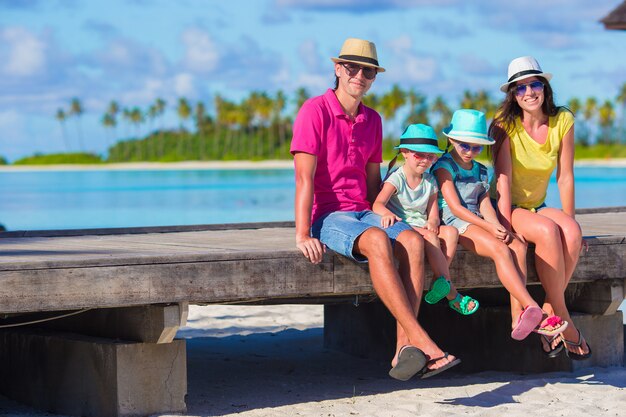 Hermosa familia en vacaciones de verano