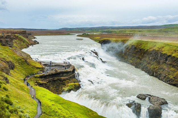 Foto hermosa y famosa cascada de gullfoss, ruta del círculo dorado en islandia