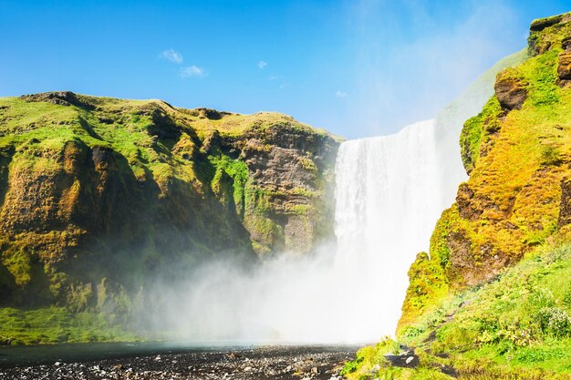 Hermosa y famosa cascada de Skogafoss en Islandia. Paisaje de verano