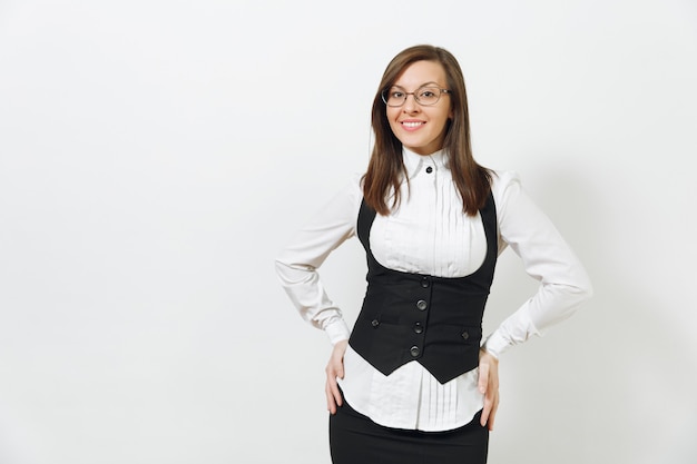 Hermosa feliz joven caucásica sonriente mujer de negocios de cabello castaño en traje negro, camisa blanca y gafas mirando a cámara aislada sobre fondo blanco. Gerente o trabajador. Copie el espacio para publicidad.