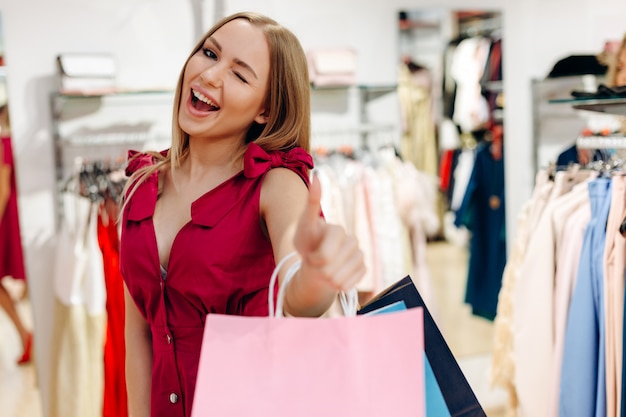 Hermosa y feliz niña compró cosas hermosas en la boutique