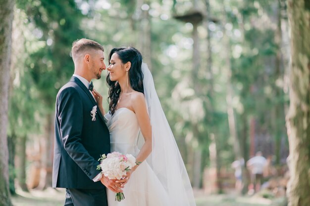 Hermosa y feliz pareja abrazándose en la naturaleza