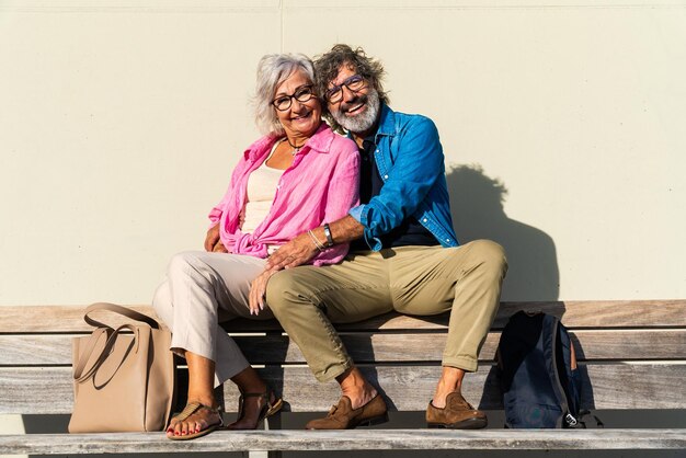 Una hermosa y feliz pareja de estudiantes de último año se unen al aire libre.