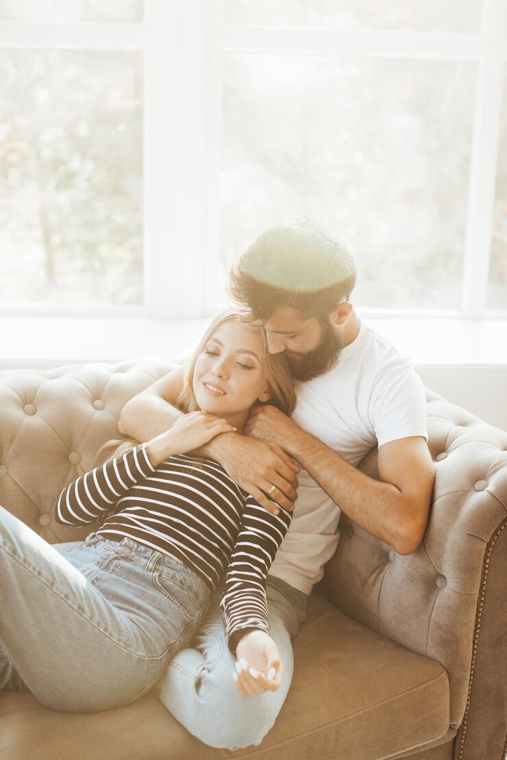 Hermosa y feliz pareja joven enamorada o familiar con ropa informal divirtiéndose