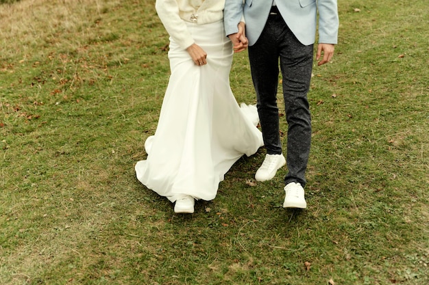 Hermosa feliz sonriente joven pareja enamorada abrazándose en las montañas contra el telón de fondo de un hermoso paisaje momento del día de la boda