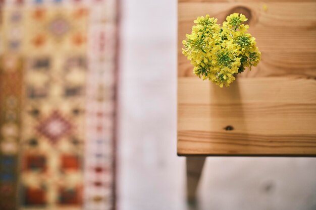 Hermosa flor amarilla en la mesa de madera