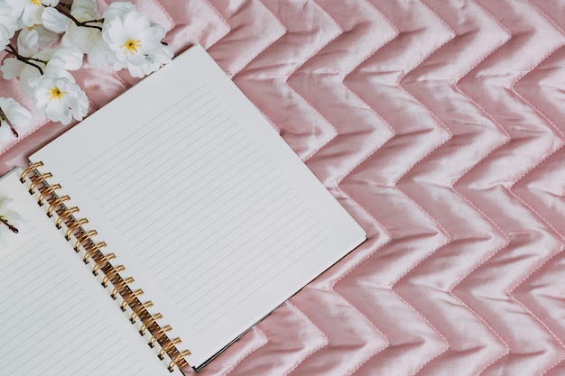 Hermosa flor blanca y cuaderno