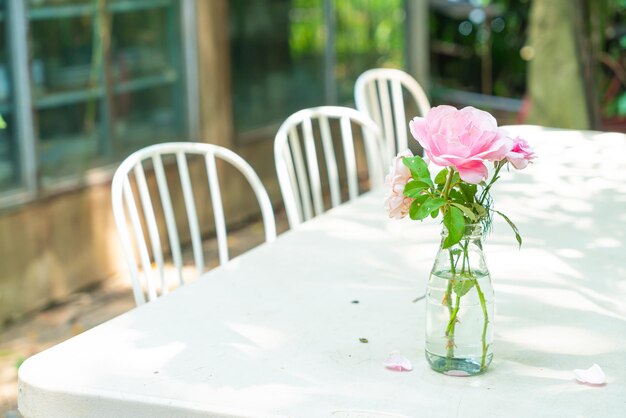 hermosa flor en jarrón decorado en la mesa en el restaurante cafetería