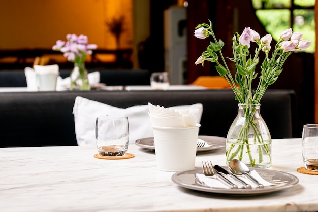 Hermosa flor en un jarrón sobre la mesa de comedor