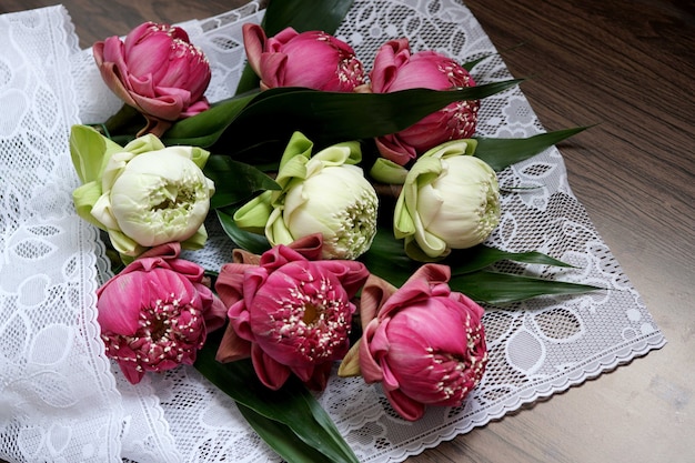 Hermosa flor de loto rosa y blanca para rezar a buda sobre fondo de madera