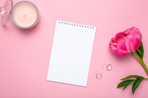 Hermosa flor de peonía rosa y cuaderno