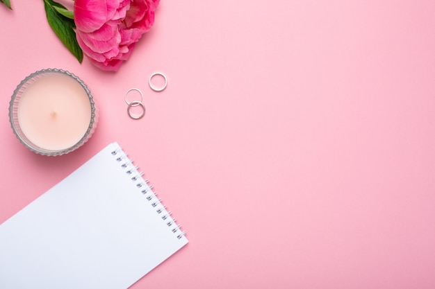 Hermosa flor de peonía rosa y cuaderno